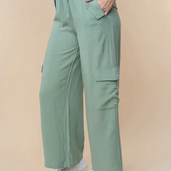 1013. High Waisted Woven Wide-Leg Cargo Pants - Picture 2 of 5